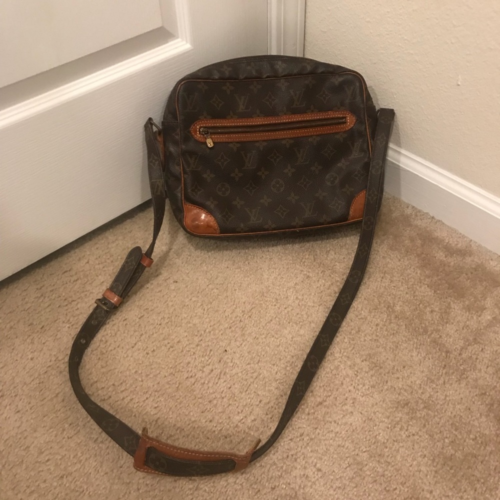 (Send offers😊) Authentic Louis Vuitton crossbody